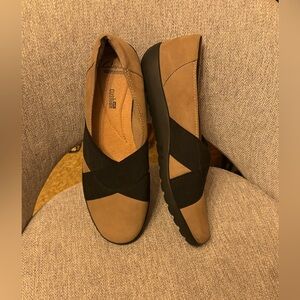 Clarks Tan and Black Flats